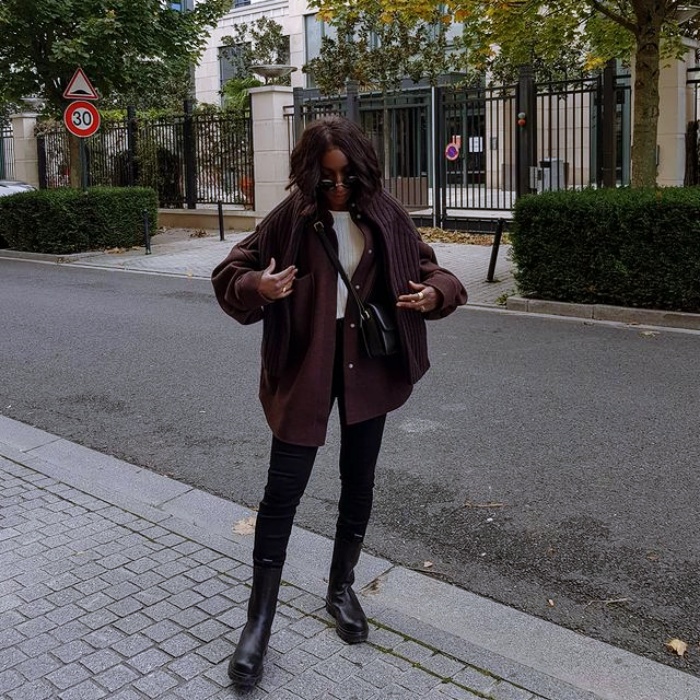 mujer con botas de otoño