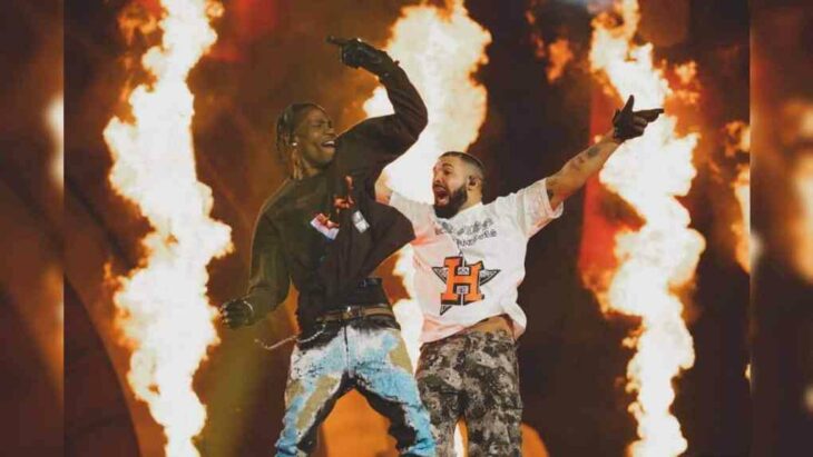 Travis Scott cantando junto a Drake durante uno de sus conciertos 