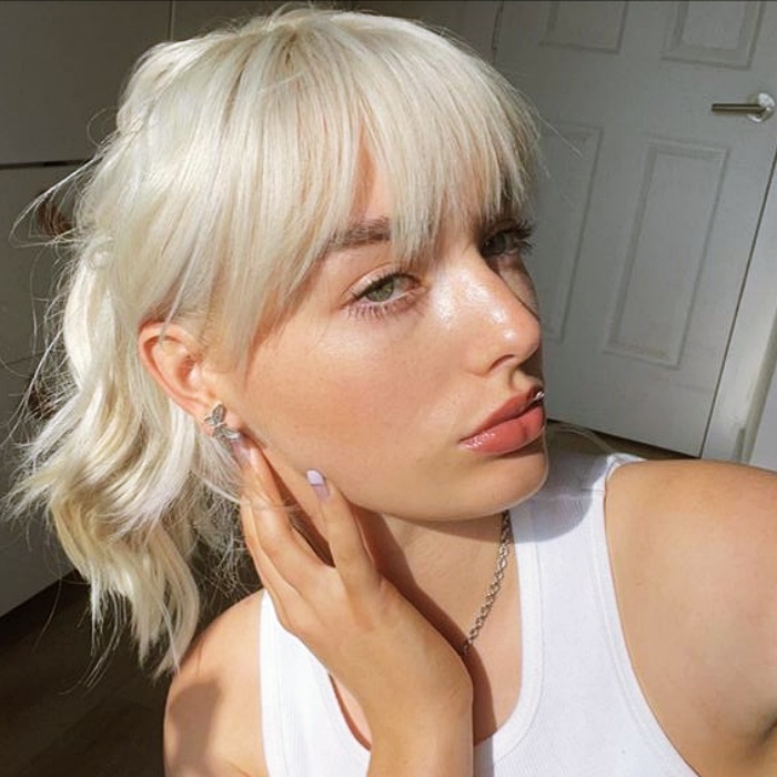 mujer con cabello platinado