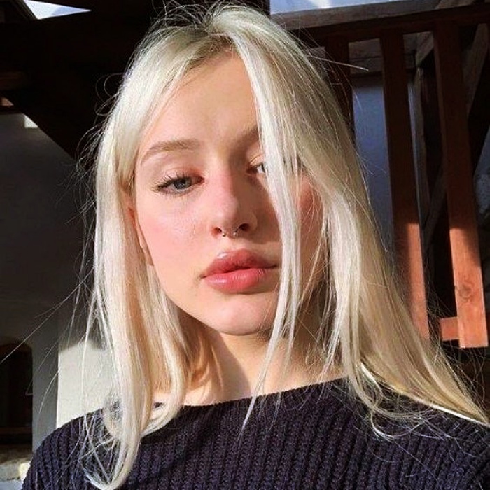mujer con cabello platinado