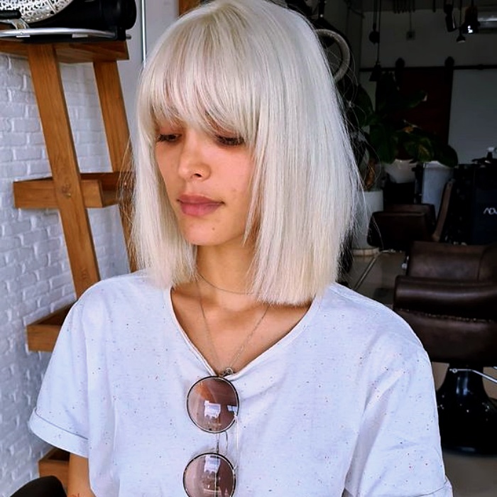 mujer con cabello platinado