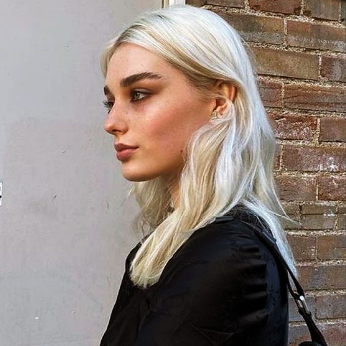 mujer con cabello platinado