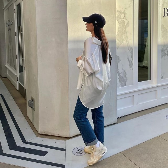 chica usando tenis blancos, jeans, sudadera, abrigo, blusa oversized, bolso, accesorios
