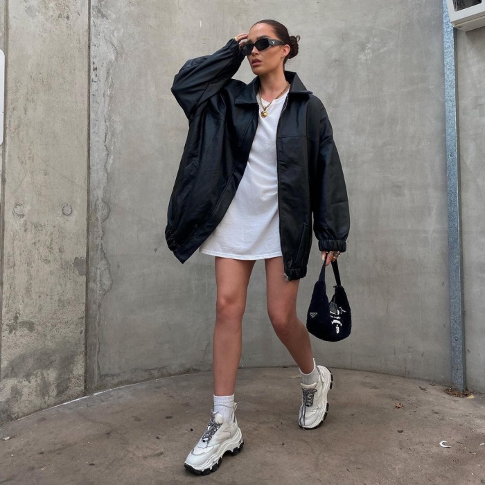 chica usando tenis blancos, jeans, sudadera, abrigo, blusa oversized