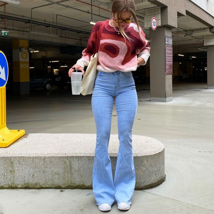 chica usando tenis blancos, jeans, sudadera, abrigo, blusa oversized