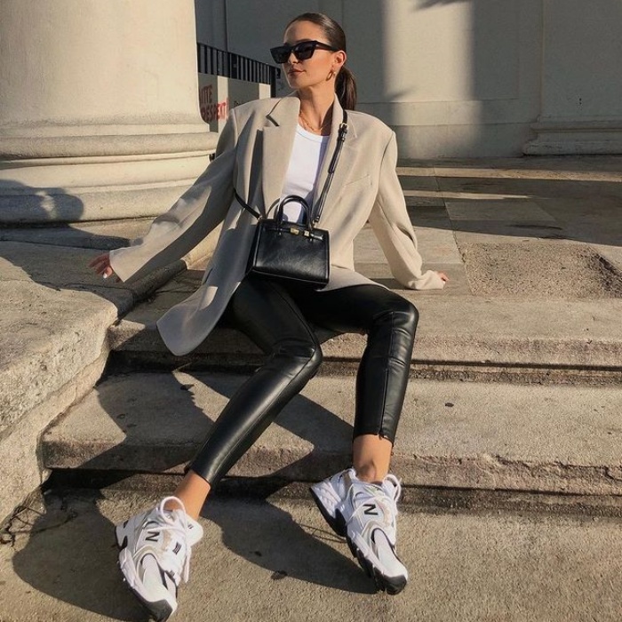 chica usando tenis blancos, jeans, sudadera, abrigo, blusa oversized