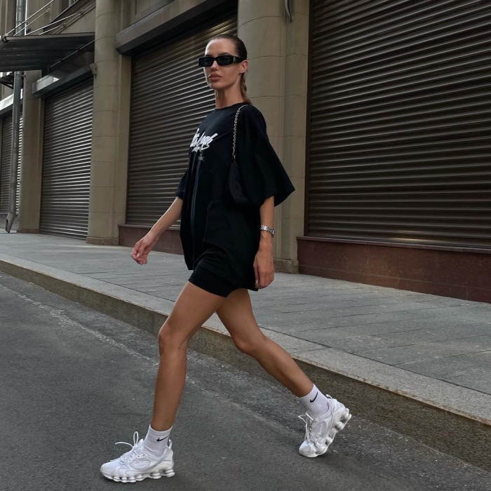 chica usando tenis blancos, jeans, sudadera, abrigo, blusa oversized