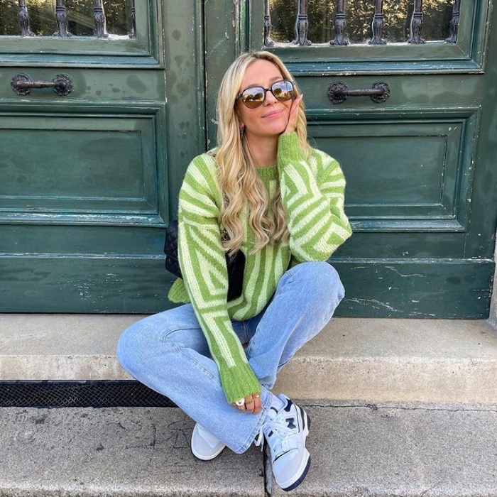 chica usando tenis blancos, jeans, sudadera, abrigo, blusa oversized