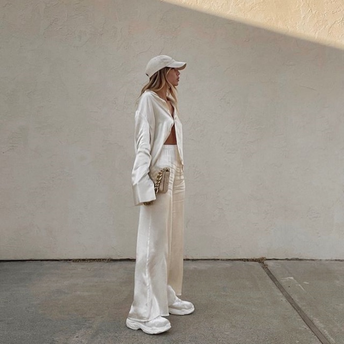 chica usando tenis blancos, jeans, sudadera, abrigo, blusa oversized