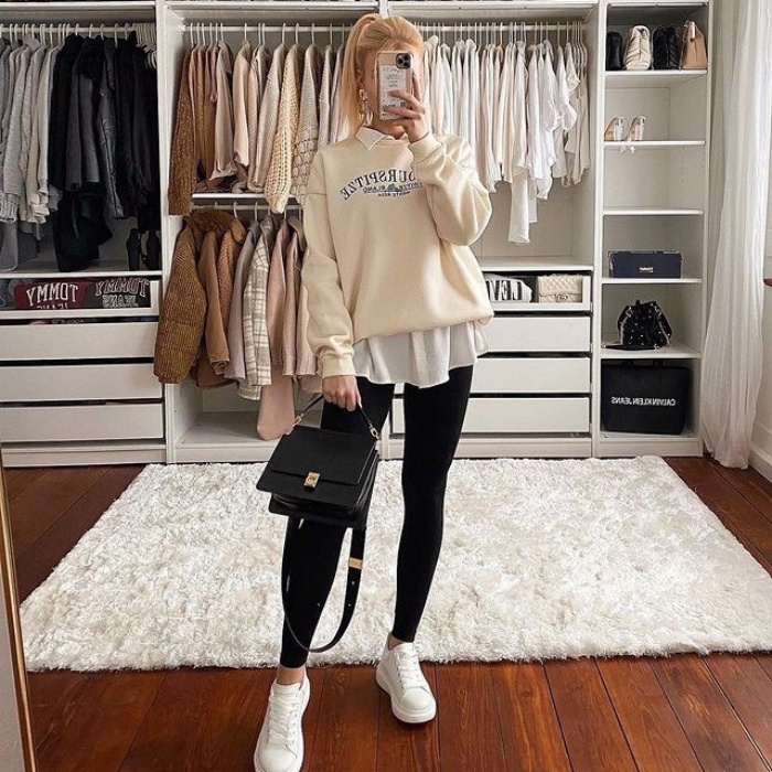 chica usando tenis blancos, jeans, sudadera, abrigo, blusa oversized