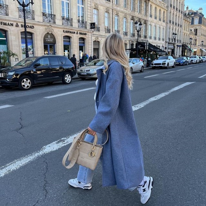 chica usando tenis blancos, jeans, sudadera, abrigo, blusa oversized