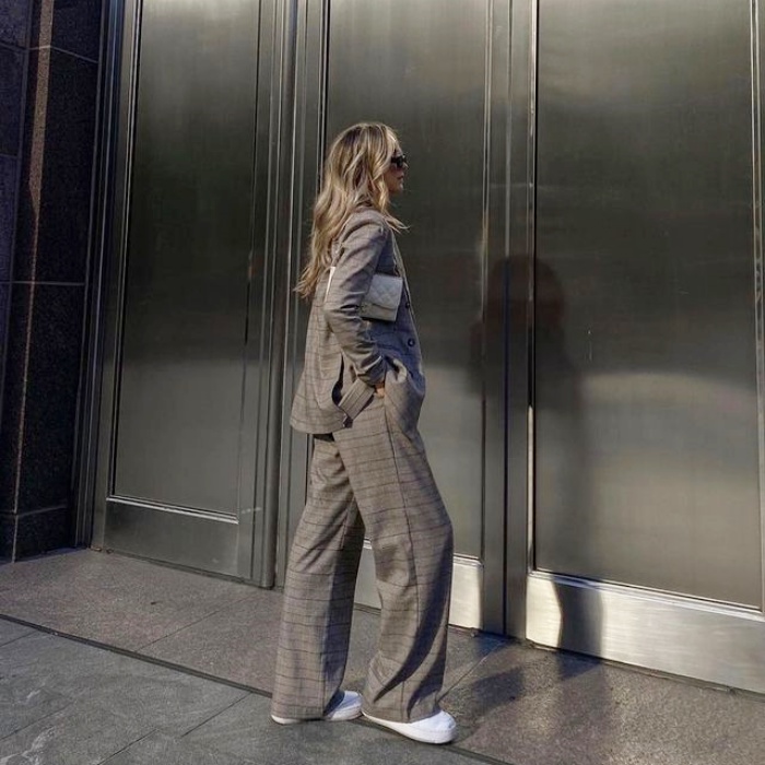 chica usando tenis blancos, jeans, sudadera, abrigo, blusa oversized