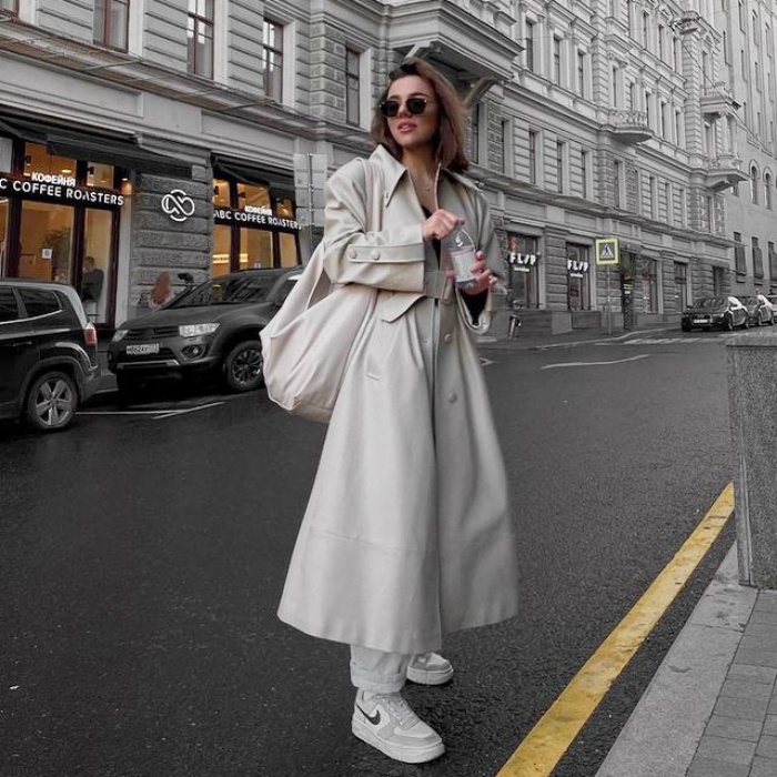 chica usando tenis blancos, jeans, sudadera, abrigo, blusa oversized