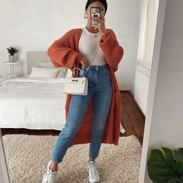 chica usando tenis blancos, jeans, sudadera, abrigo, blusa oversized
