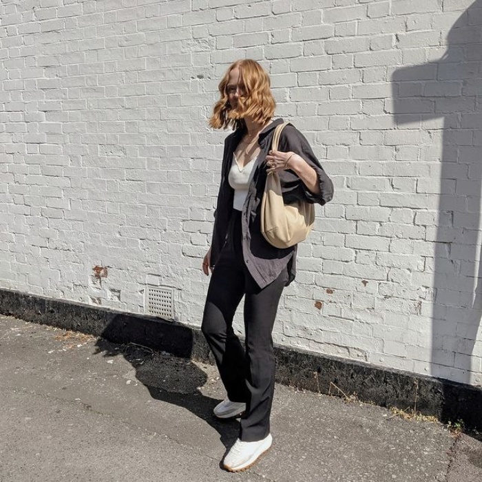 chica usando tenis blancos, jeans, sudadera, abrigo, blusa oversized