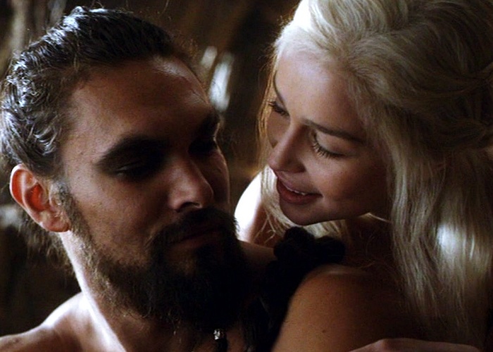 Emilia Clarke y Jason Momoa
