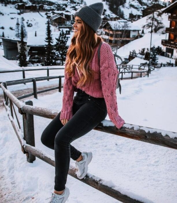 chica, mujer usando gorro tejido y chaqueta