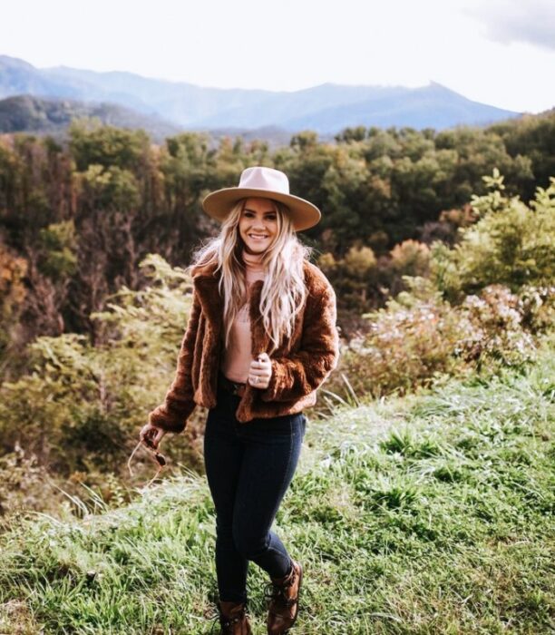chica, mujer con gorro de tejido y chaqueta