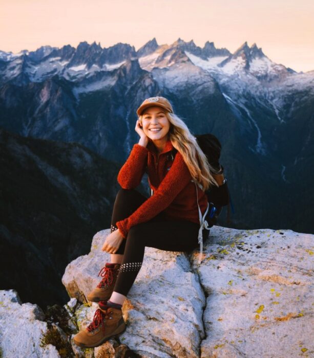 chica, mujer con botas de montaña
