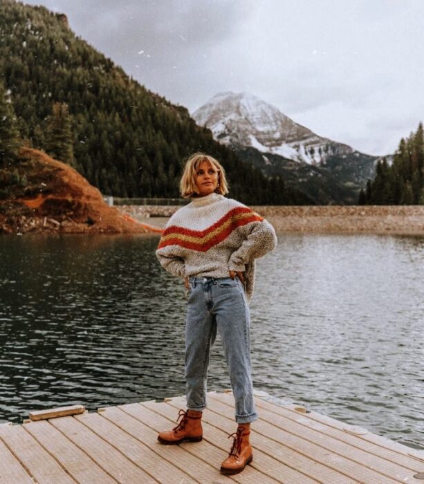 chica, mujer usando suéter oversize