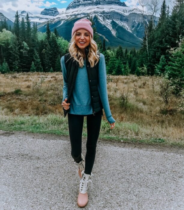 chica, mujer con chaleco y gorro