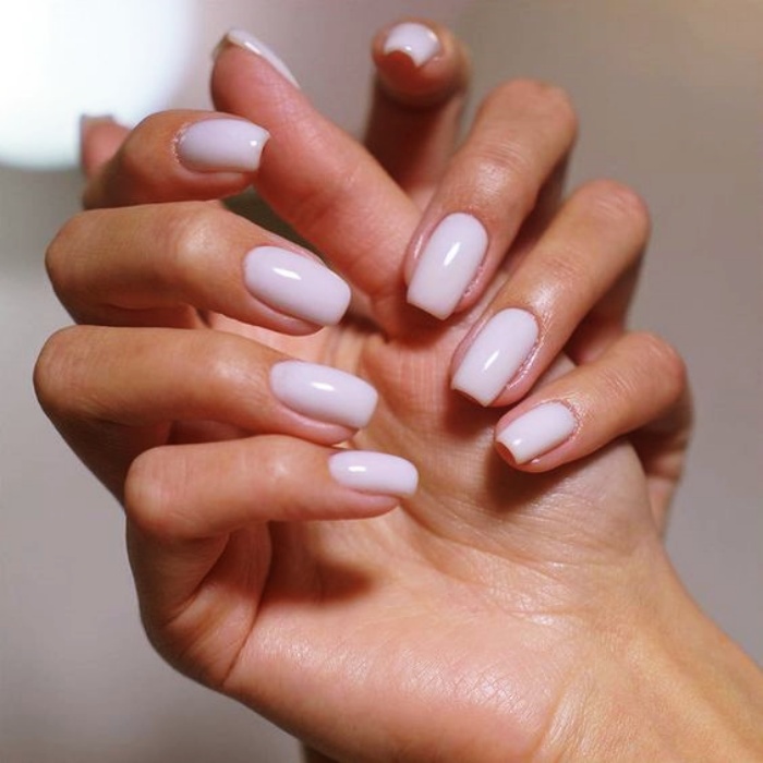 uñas acrílicas, postizas, naturales con gelish estilo milky de color nude, blanco, claro, neutro con anillo