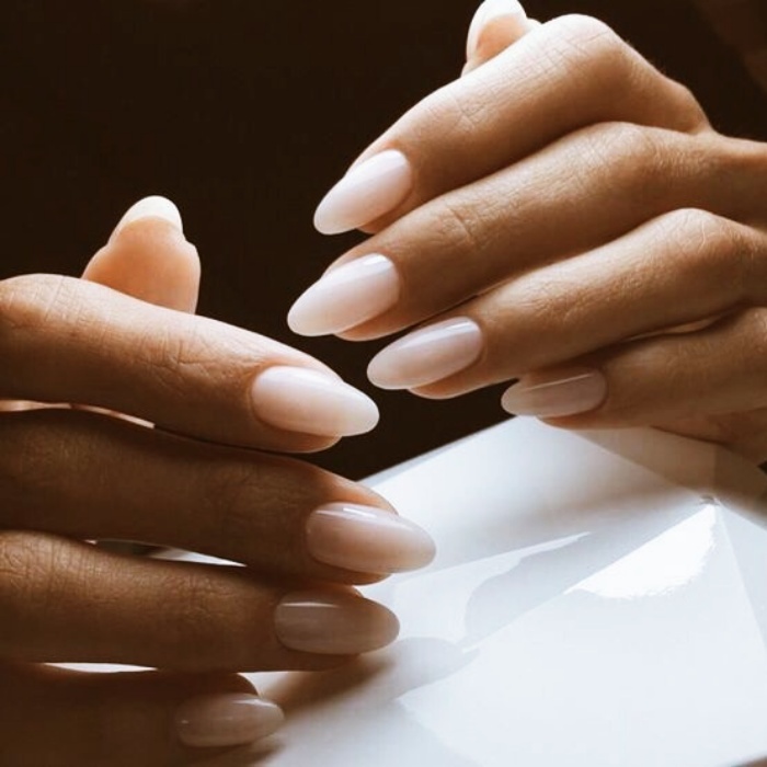 uñas acrílicas, postizas, naturales con gelish estilo milky de color nude, blanco, claro, neutro con anillo