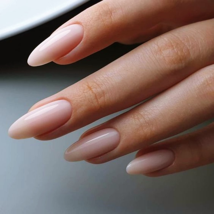 uñas acrílicas, postizas, naturales con gelish estilo milky de color nude, blanco, claro, neutro con anillo