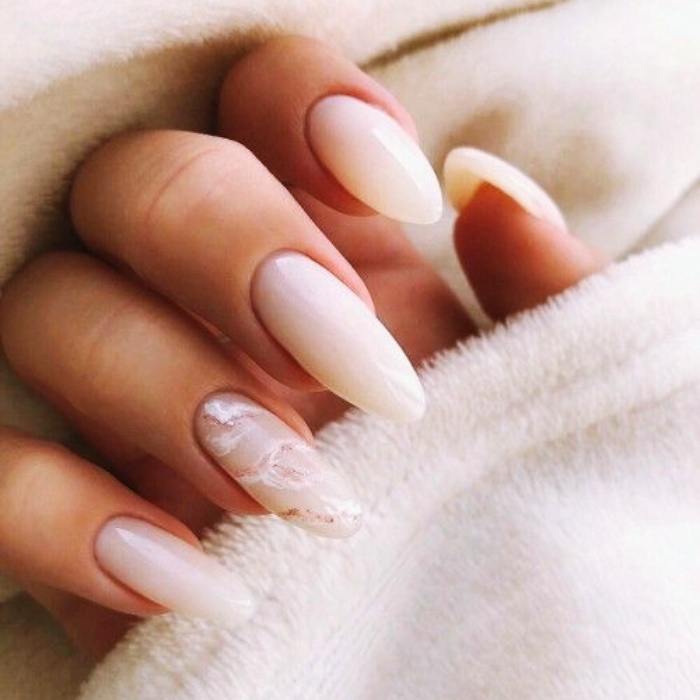 uñas acrílicas, postizas, naturales con gelish estilo milky de color nude, blanco, claro, neutro con anillo