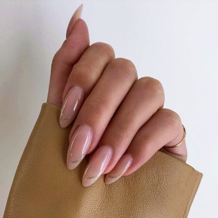 uñas acrílicas, postizas, naturales con gelish estilo milky de color nude, blanco, claro, neutro con anillo