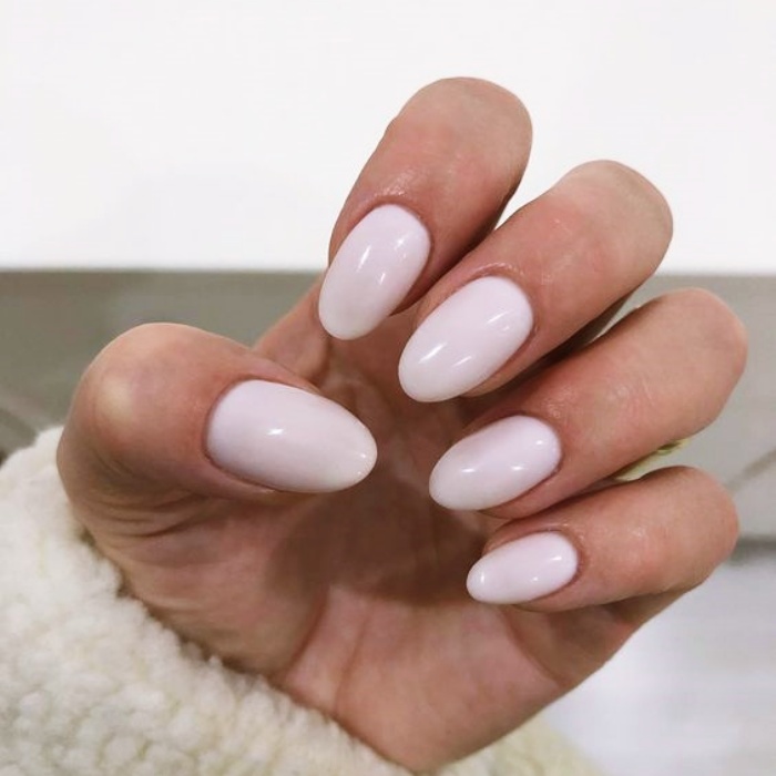 uñas acrílicas, postizas, naturales con gelish estilo milky de color nude, blanco, claro, neutro con anillo