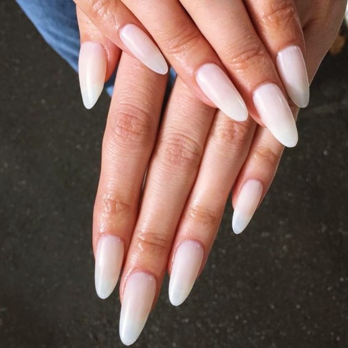 uñas acrílicas, postizas, naturales con gelish estilo milky de color nude, blanco, claro, neutro con anillo