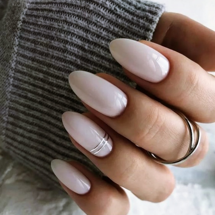 uñas acrílicas, postizas, naturales con gelish estilo milky de color nude, blanco, claro, neutro con anillo