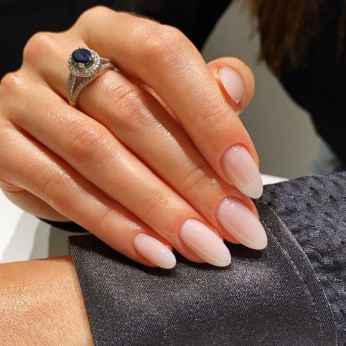 uñas acrílicas, postizas, naturales con gelish estilo milky de color nude, blanco, claro, neutro con anillo