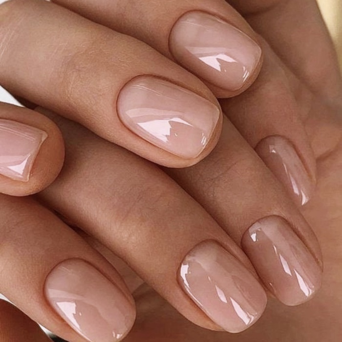 uñas acrílicas, postizas, naturales con gelish estilo milky de color nude, blanco, claro, neutro con anillo