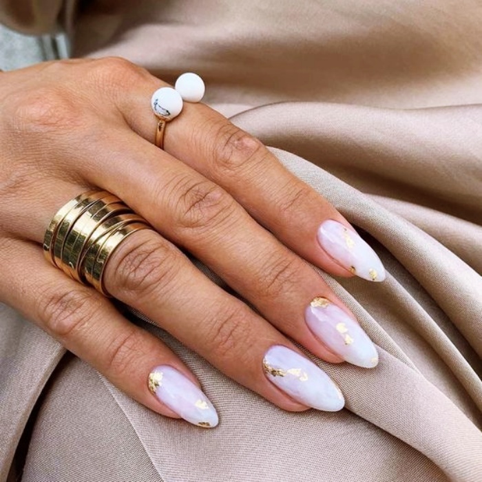 uñas acrílicas, postizas, naturales con gelish estilo milky de color nude, blanco, claro, neutro con anillo