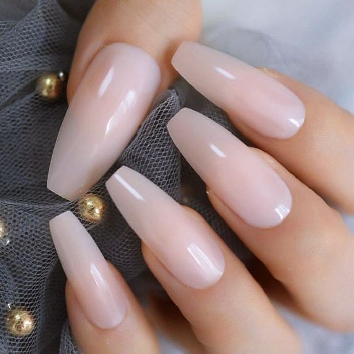uñas acrílicas, postizas, naturales con gelish estilo milky de color nude, blanco, claro, neutro con anillo
