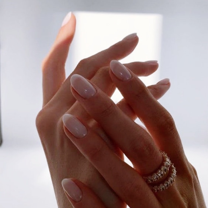 uñas acrílicas, postizas, naturales con gelish estilo milky de color nude, blanco, claro, neutro con anillo