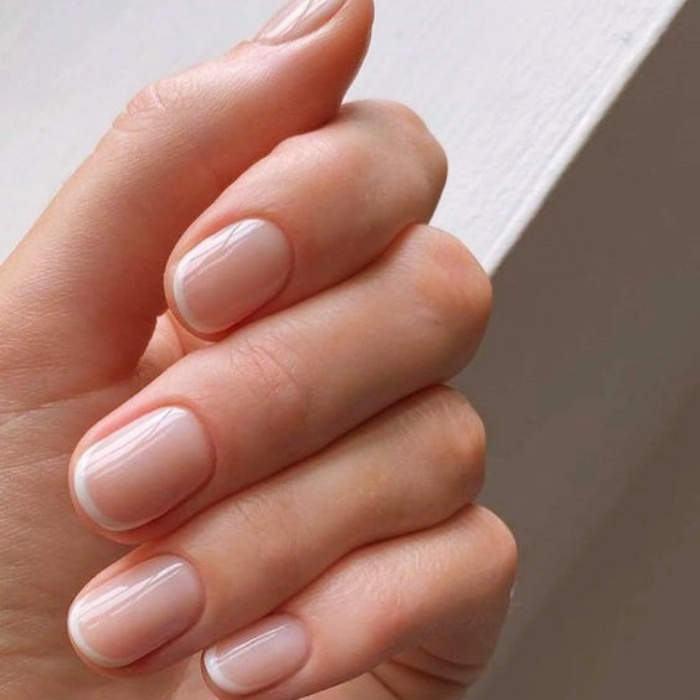 uñas acrílicas, postizas, naturales con gelish estilo milky de color nude, blanco, claro, neutro con anillo