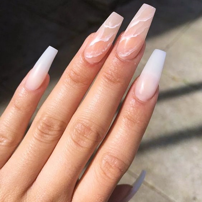 uñas acrílicas, postizas, naturales con gelish estilo milky de color nude, blanco, claro, neutro con anillo