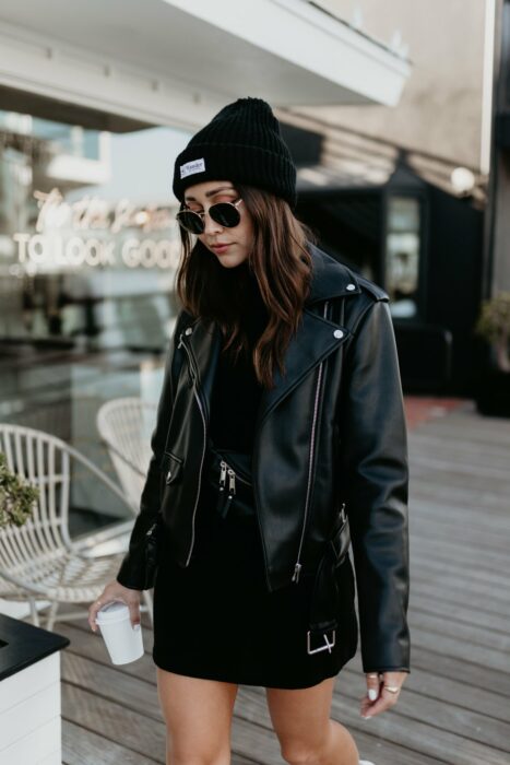 Chica usando un outfit con su gorrito