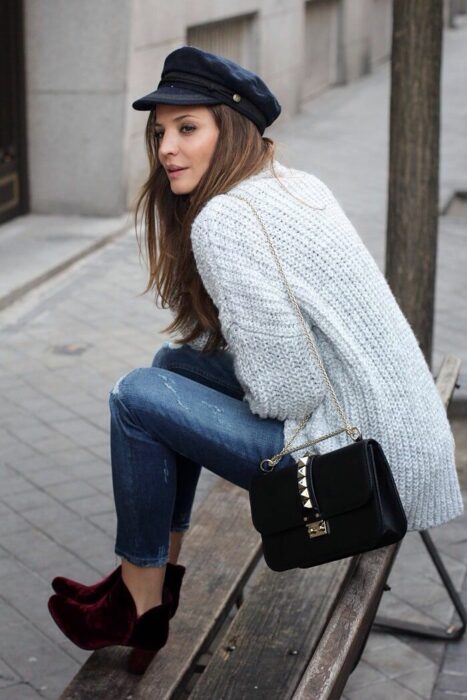 Chica usando un outfit con su gorrito