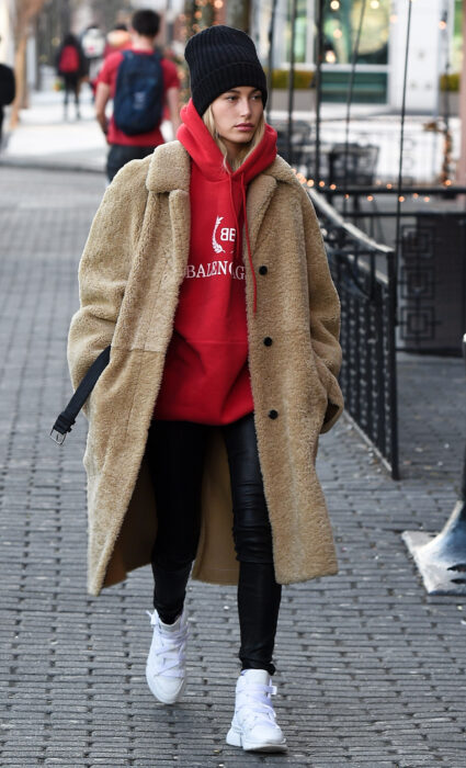 Chica usando un outfit con su gorrito