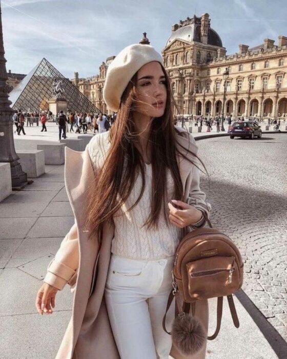 Chica usando un outfit con su gorrito
