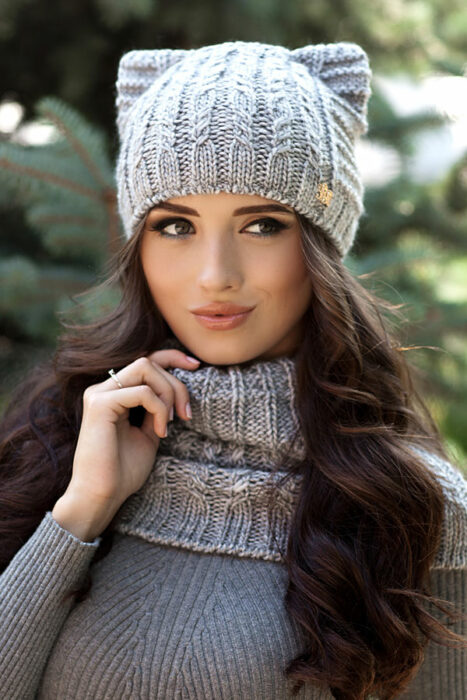 Chica usando un outfit con su gorrito
