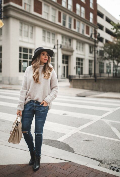 Chica usando un outfit con su gorrito