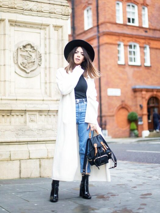 Chica usando un outfit con su gorrito