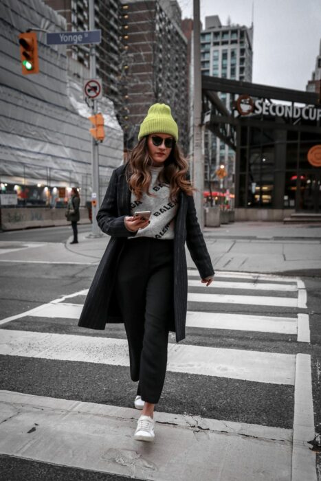 Chica usando un outfit con su gorrito