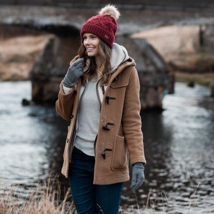 Chica usando un outfit con su gorrito