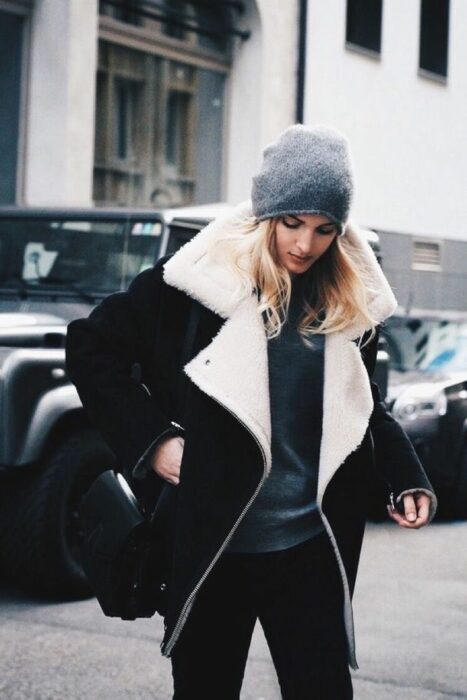 Chica usando un outfit con su gorrito